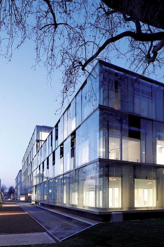 Kaiser-Franz-Josef-Spitals Wien Nickl & Partner Architekten Glasfassade Foto Werner Huthmacher
